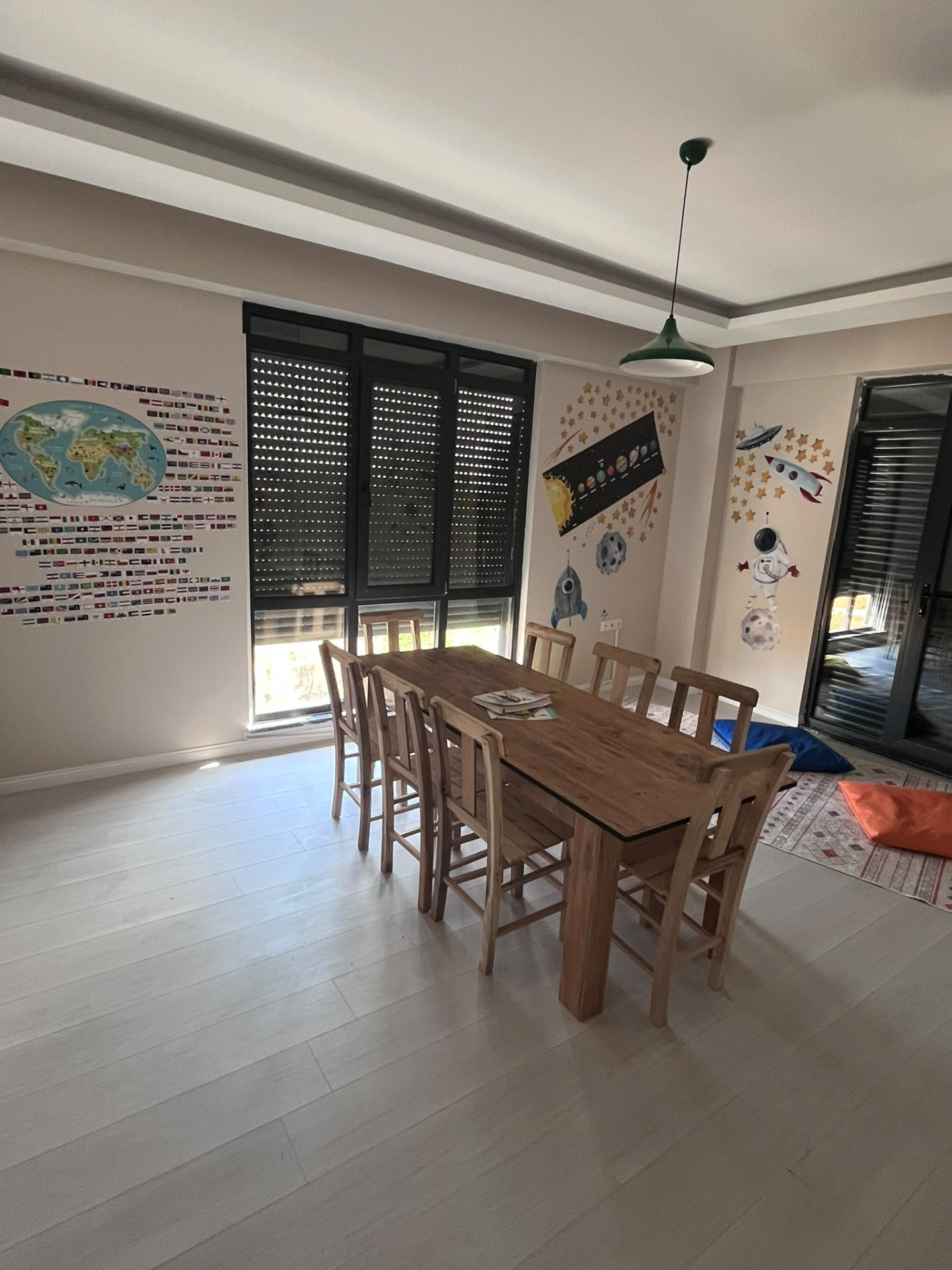 Motto English dünya haritalı dil sınıfı